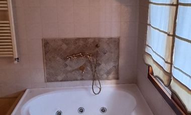 IMPONENTE CHALET EN DOS PLANTAS CON RETIRO AL FRENTE EN VENTA