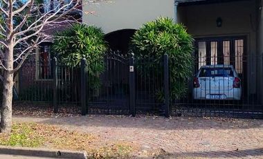 IMPONENTE CHALET EN DOS PLANTAS CON RETIRO AL FRENTE EN VENTA