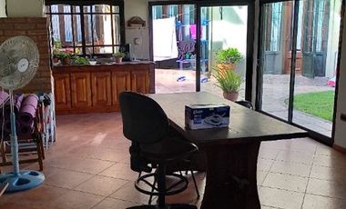 IMPONENTE CHALET EN DOS PLANTAS CON RETIRO AL FRENTE EN VENTA