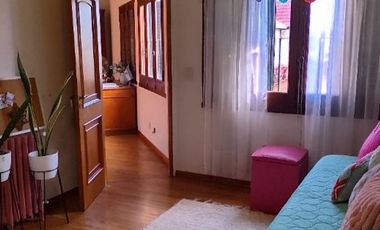 IMPONENTE CHALET EN DOS PLANTAS CON RETIRO AL FRENTE EN VENTA