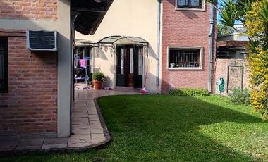 IMPONENTE CHALET EN DOS PLANTAS CON RETIRO AL FRENTE EN VENTA