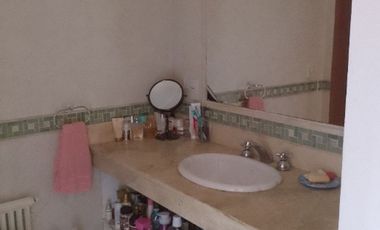 IMPONENTE CHALET EN DOS PLANTAS CON RETIRO AL FRENTE EN VENTA