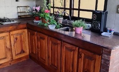 IMPONENTE CHALET EN DOS PLANTAS CON RETIRO AL FRENTE EN VENTA
