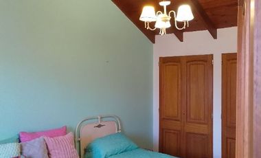 IMPONENTE CHALET EN DOS PLANTAS CON RETIRO AL FRENTE EN VENTA