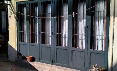 IMPONENTE CHALET EN DOS PLANTAS CON RETIRO AL FRENTE EN VENTA