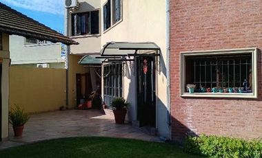 IMPONENTE CHALET EN DOS PLANTAS CON RETIRO AL FRENTE EN VENTA