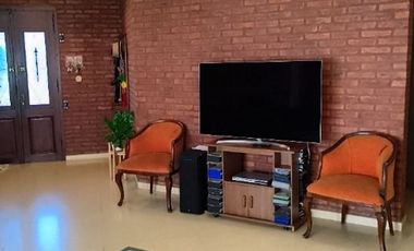 IMPONENTE CHALET EN DOS PLANTAS CON RETIRO AL FRENTE EN VENTA