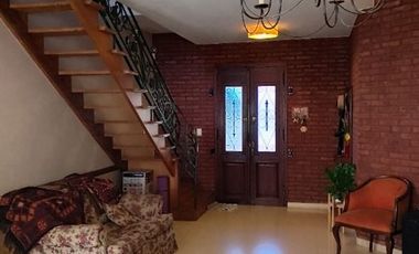 IMPONENTE CHALET EN DOS PLANTAS CON RETIRO AL FRENTE EN VENTA