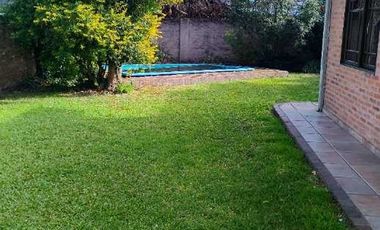 IMPONENTE CHALET EN DOS PLANTAS CON RETIRO AL FRENTE EN VENTA