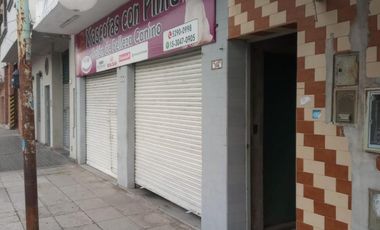 Venta 2 Locales Comerciales Sobre Lote de 200Mts.   en Haedo   Buen Estado