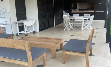 Casa en Alquiler Temporario en San Isidro, Boulogne Sur Mer - 8 Ambientes