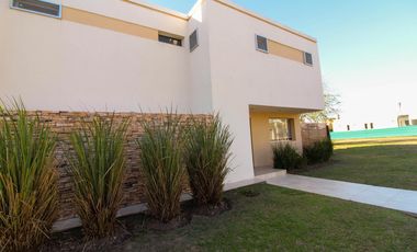 Los Cerezos - Valle Escondido,  Espectacular Casa de 3 Dormit 3 Bños Cochera p/4 Autos c/ Piscina!