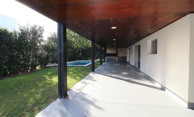 Los Cerezos - Valle Escondido,  Espectacular Casa de 3 Dormit 3 Bños Cochera p/4 Autos c/ Piscina!