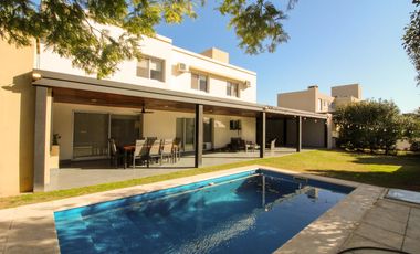 Los Cerezos - Valle Escondido,  Espectacular Casa de 3 Dormit 3 Bños Cochera p/4 Autos c/ Piscina!