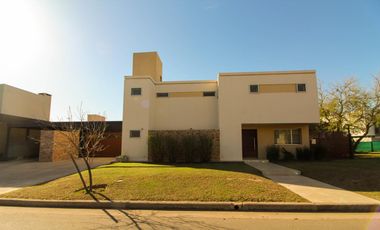 Los Cerezos - Valle Escondido,  Espectacular Casa de 3 Dormit 3 Bños Cochera p/4 Autos c/ Piscina!