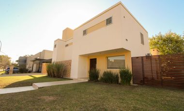 Los Cerezos - Valle Escondido,  Espectacular Casa de 3 Dormit 3 Bños Cochera p/4 Autos c/ Piscina!