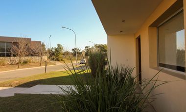 Los Cerezos - Valle Escondido,  Espectacular Casa de 3 Dormit 3 Bños Cochera p/4 Autos c/ Piscina!