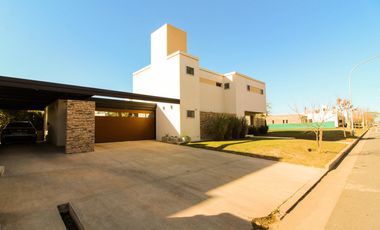 Los Cerezos - Valle Escondido,  Espectacular Casa de 3 Dormit 3 Bños Cochera p/4 Autos c/ Piscina!