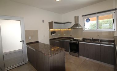 Los Cerezos - Valle Escondido,  Espectacular Casa de 3 Dormit 3 Bños Cochera p/4 Autos c/ Piscina!