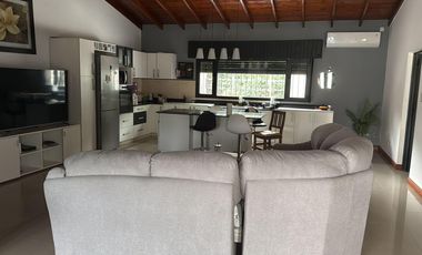 Casa en alquiler temporario - 3 Ambientes - Felix Camet