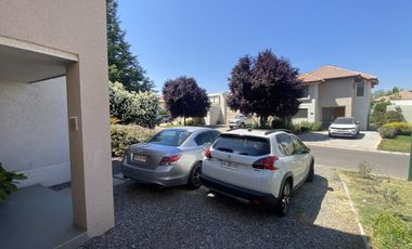 Estupenda casa en venta en Condominio Los Nogales , en Santa Elena, ubicada en Chicureo Norte en la comuna de Colina.