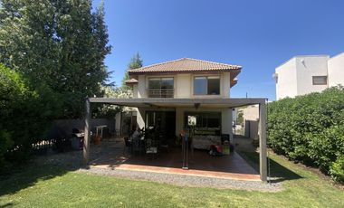 Estupenda casa en venta en Condominio Los Nogales , en Santa Elena, ubicada en Chicureo Norte en la comuna de Colina.