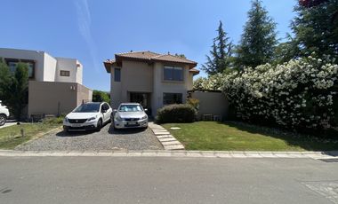 Estupenda casa en venta en Condominio Los Nogales , en Santa Elena, ubicada en Chicureo Norte en la comuna de Colina.