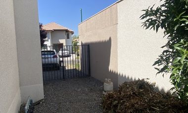 Estupenda casa en venta en Condominio Los Nogales , en Santa Elena, ubicada en Chicureo Norte en la comuna de Colina.