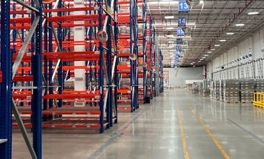 Nave industrial con servicio logístico integral