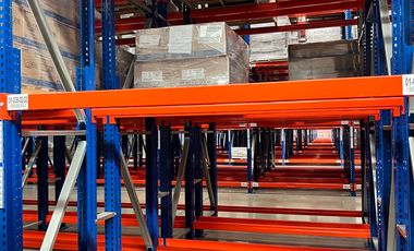 Nave industrial con servicio logístico integral