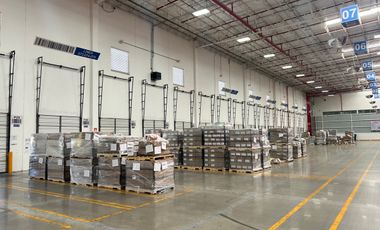 Nave industrial con servicio logístico integral