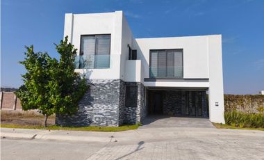 CASA NUEVA EN COTO PRIVADO CEDAR CON JARDIN, SAHUAYO MICHOACAN