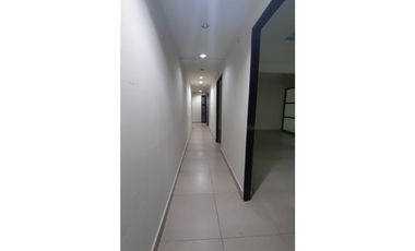 OFICINAS/LOCAL DE 400M2 EN PLANTA BAJA EN MINI MALL EL CANGREJO