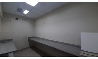 OFICINAS/LOCAL DE 400M2 EN PLANTA BAJA EN MINI MALL EL CANGREJO