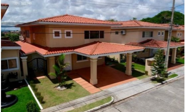 CASA DE 379M2 EN BRISAS DEL GOLF, VILLA ALTA