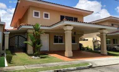 CASA DE 379M2 EN BRISAS DEL GOLF, VILLA ALTA