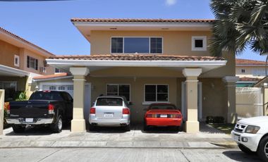 CASA DE 551M2 CONSTRUCCIÓN CON PISCINA EN BRISAS DEL GOLF, VILLA ALTA