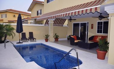 CASA DE 551M2 CONSTRUCCIÓN CON PISCINA EN BRISAS DEL GOLF, VILLA ALTA