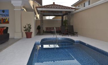 CASA DE 551M2 CONSTRUCCIÓN CON PISCINA EN BRISAS DEL GOLF, VILLA ALTA