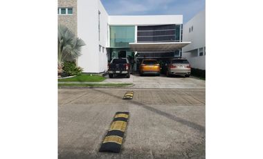 SE VENDE CASA DE 345 M2 DE CONSTRUCCIÓN, EN COSTA SUR