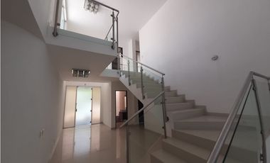 GANGA VENTA CASA  630 M2 CON PISICNA COSTA ESMERALDA, COSTA SUR