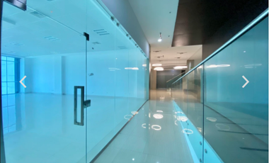 ALQUILER OFICINA  128 m2 CON VISTA, SKY BUSINESS CENTER