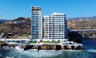 Lujo Frente al Mar Redefinido – Residencia Espaciosa con Jardín Privado