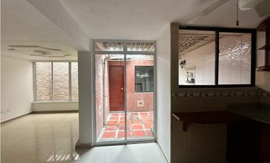 Venta de casa en conjunto cerrado en la  Avenida del Libertador LyJ