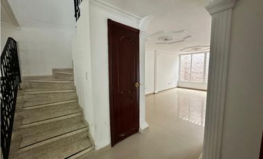 Venta de casa en conjunto cerrado en la  Avenida del Libertador LyJ