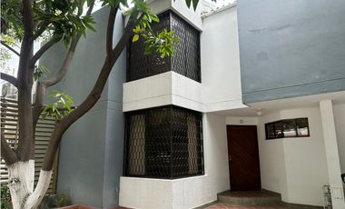 Venta de casa en conjunto cerrado en la  Avenida del Libertador LyJ