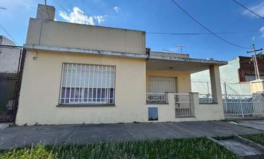 Casa en venta en Isidro Casanova