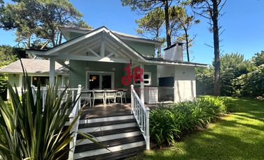 CASA EN VENTA (CARILO) - 4 DORMITORIOS - 4 BAÑOS