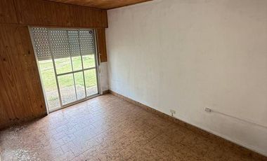 12 E/421 y 422-Casa+Taller+Depósito+S.U.M. sobre lote de 716 m2