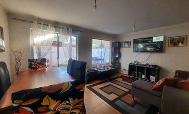 Grace Kelm vende Casa  en barrio cerrado/3 dorm /2 baños/ est 2 autos c/patio,en Buin
